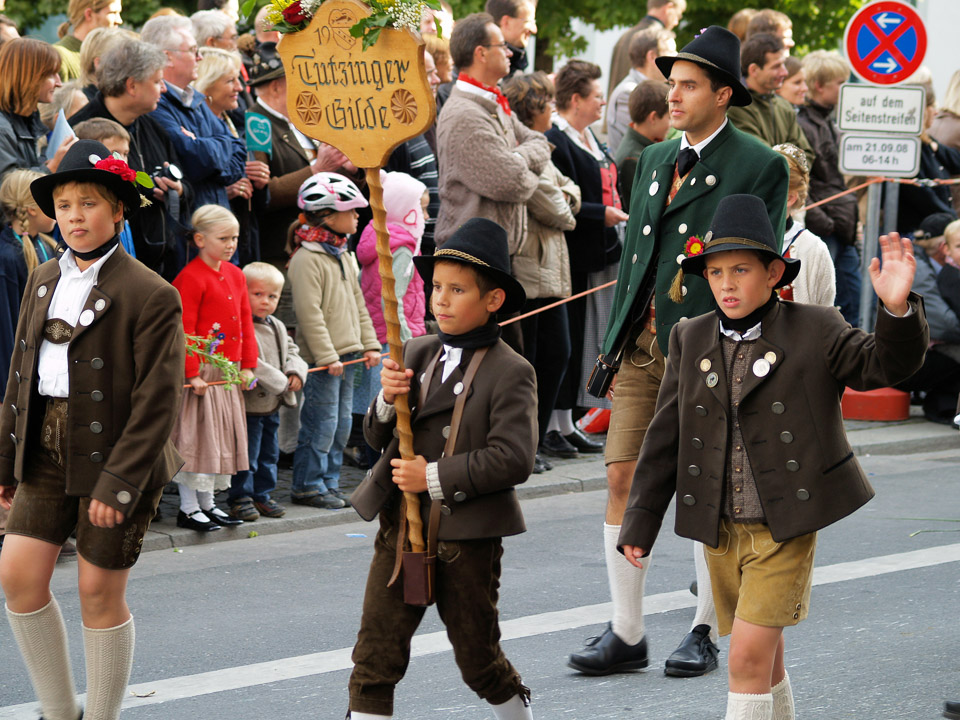 oktoberfest-2008-sunday-parade-03_2877111322_o.jpg
